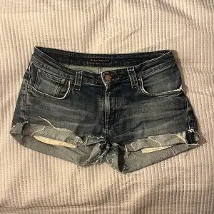 Jättesnygga lågmidjade jeansshorts. Midjemått 40 rakt över. Hör av dig vid fler frågor😋