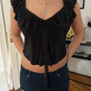 Svart topp - Svart topp från zara med justerbar längd. Storleken passar s-l 