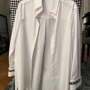 Karl Lagerfeld Skjorta - Super fin classy Karl Lagerfeld skjorta. Aldrig använd pga för liten. 