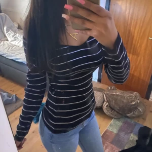 Super snygg tröja - Super snygg tröja som sitter perfekt. Fråga gärna om fler bilder eller frågor! Köpte denna för 350kr i orginalpris! Och den har använts ung 3 gånger. Puss Diana💘