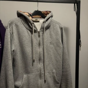 Burberry Hoodie grå - Bra skick, inget fel eller slitage säljes enbart då de inte riktigt är min stil längre.  Hör gärna av er vid frågor
