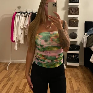 Zara tub top - Helt ny tub top från Zara storlek XS/S  Tyget är mesh men vid bysten är det dubbelt tyg (ett vitt tyg under)  Aldrig kommit till användning så i nyskick 