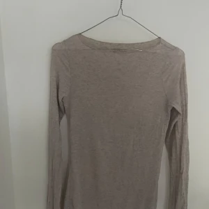 Fin Intimissimi tröja💕 - En beige Intimissimi tröja i ett jättebra skick!! Kontakta mig om du behöver mer info🙏🏼 ny priset 499kr🤗