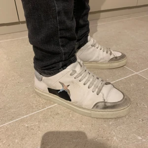 Axel Arigato clean 90  - Skor från Axel Arigato från 2024. Skorna är något slitna men annars i gott skick. En liten defekt på det mörkblåa märket under fågeln (Se bild 4). Nypris 2500