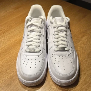 Vita sneakers Nike Air Force 1 - Säljer ett par stilrena Nike Air Force 1 i nyskick, endast provade en gång inomhus. Storlek 43. 