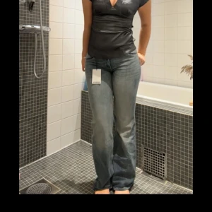 Blå jeans med bootcut - Bootcut jeans från bershka. Aldrig använt prislapp sitter kvar. Råkade köpa 2st därav säljer jag ett par 