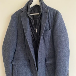 Boggi Milano jacka - Hej, säljer en jacka från Boggi Milano fint skick, defekter förekommer. Nypris runt 6000. St 48 vilket motsvarar S/M