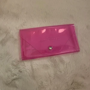 Rosa Marc Jacobs Väska  - Hej! Säljer denna supersöta väskan ifårn Marc Jacobs. Den är knappast använd men så sjukt söt att ha under framförallt sommaren🥹🥹💓💓💓Den har inga defekter och är i superskick! Om du skulle ha några frågor är det bara att höra av dig annars går det bra att köpa genom ”köp”.