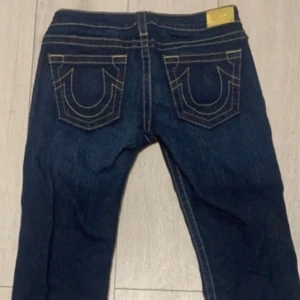 True Religion Bootcut Low Waist Flare - Helt nytt skick, knappt använda, för långa för mig som är 170!  Midjemått: 40. Priset kan möjligtvis diskuteras! Skriv för hela bilden!