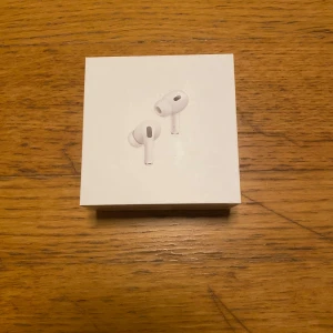 AirPods pro gen 2 - Har några AirPods pro gen 2 kvar i lager som vi vill sälja ut. Serie nummer finns och går att verifiera, aldrig använda bara öppnad box för se om allt fanns inuti. Skriv gärna om du har frågor!