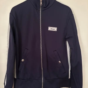 Moncler  - Moncler tracktop. Storlek S. Fint skick! Pris 2090kr.