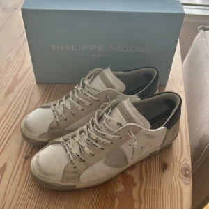 Philippe Model skor  - Nästan oanvända Phillippe modell skor med original box och tagg kvar. Inga slitningar bortsett från designen och är lite stora i storleken