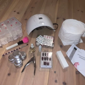 Nagel grejer - MÖTS UPP I STOCKHOLM/SÖDERMALM, FRAKTAR INTE asså en av uv gelerna hade öppnats och spillts över massor av grejerna så dom e typ sticky😭😭 men förutom det funkar ju allting som det ska !! Förutom att bruksanvisningen är typ helt recked sorry😭lampan kostar 500kr nyskick så 300 är ändå väldigt bra pris 🤓☝️