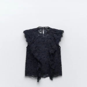 Marinblå spetstopp - Spetstopp från Zara med liten volang, skriv för egna bilder🥰