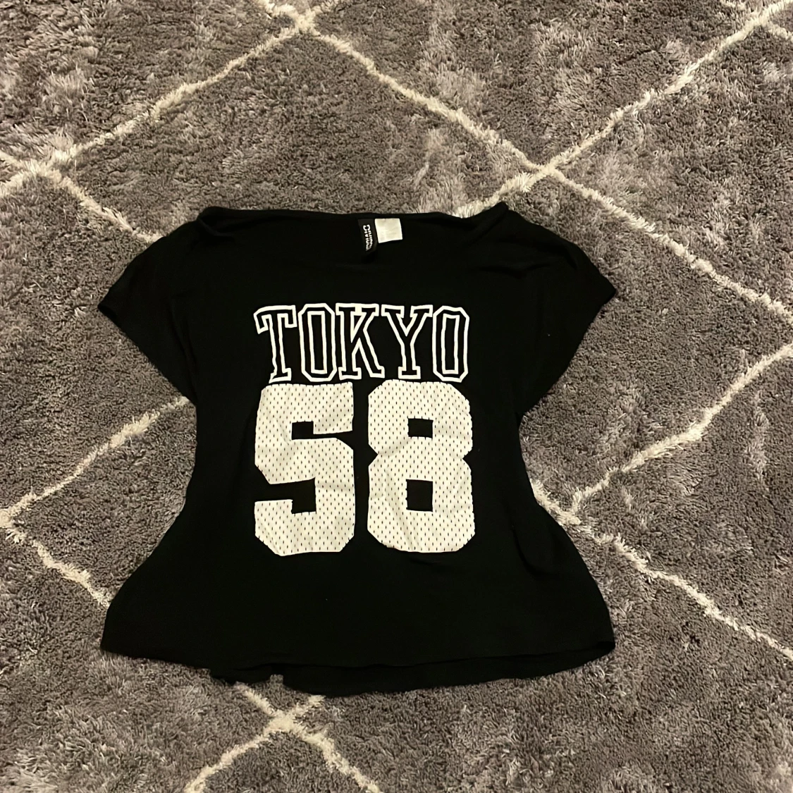 Svart T-shirt med Tokyo-tryck från Divided