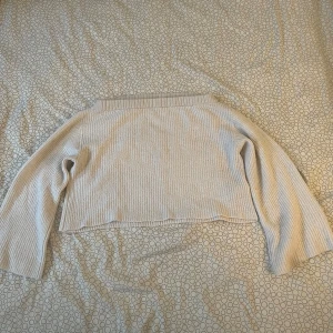 Beige ribbad tröja från H&M Divided - Säljer en stilren vit-beige ribbad tröja från H&M Divided. Tröjan har en croppad design med långa ärmar och en mjuk, bekväm känsla. Perfekt för en avslappnad look. Man kan ha ett linne under om man vill. Fick den i julklapp för några år sedan men har inte använt den så mycket. Den går ganska off shoulder. 💝 
