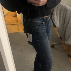 Mörkblå jeans från True Religion - Crystal joey jeans från true religion. Oanvända och är i storlek 24