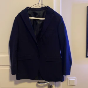 Mörkblå kostym - Säljer min bal kostym med kostymbyxor från Riley/brother original pris 3000 strl xs