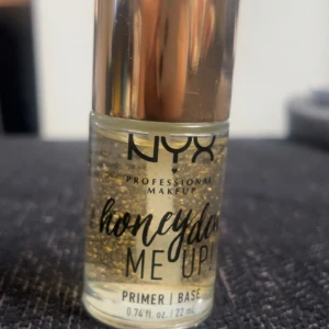 NYX Honey Dew Me Up Primer - Säljer nyx honey dew me up primer, använd några enstaka gånger så ser helt ny ut, säljer för att den inte passade med min hudtyp, köpt för ca 249 säljer för 169 ( eftersom att de är nästan hela kvar)😻