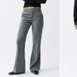 Grå kostymbyxor från Gina Tricot - Säljer dessa skitsnygga kostymbyxor från Gina i storlek 38, men lite små i storleken så passar strl 34-36 med!🩷De är i nyskick och endast testade!🩷skriv privat vid frågor!🫶🏼