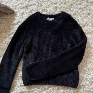 Stickad tröja  - Jätteskön stickad tröja från Gina Young, aldrig använd.