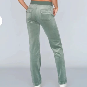 Gröna juicy byxor - Snygga gröna juicy i sammet med snörning i midjan, använd fåtal gånger, i storlek XS och är inte slitna och är som nya!! 