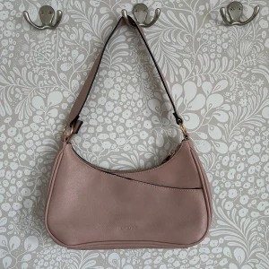 Rosa axelväska från Don Donna - Snygg rosa axelväska från Don Donna.