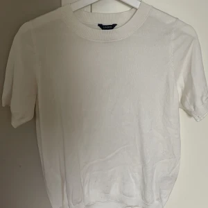 Vit kortärmad tröja från Lindex - Säljer en stilren vit kortärmad tröja från Lindex. Perfekt för en enkel och fräsch look. SKRIV TILL MIG INNAN NI KLICKAR PÅ KÖP!! 💞💞