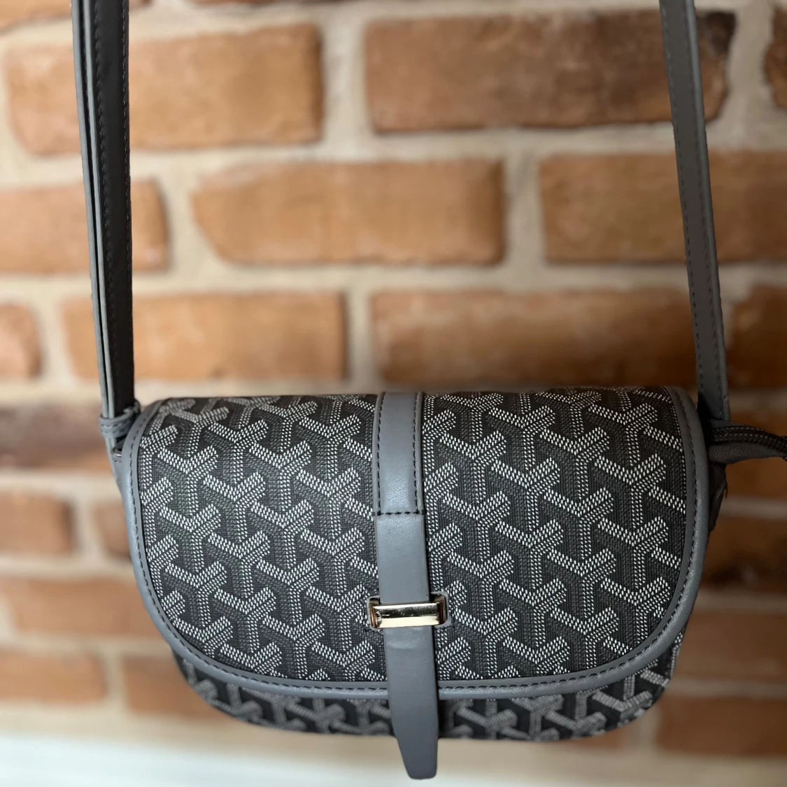 Grå axelväska med mönster - 2