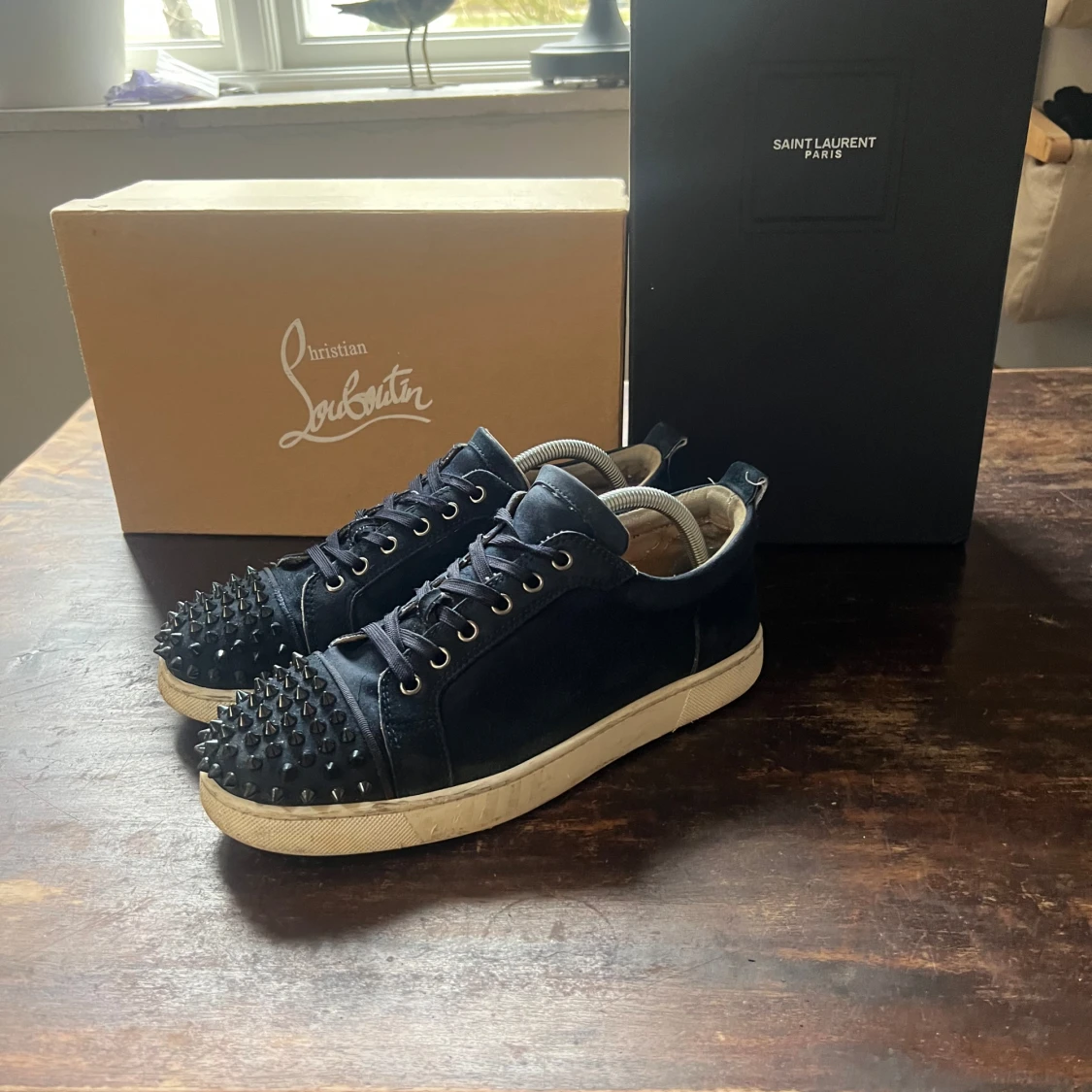 Blåa sneakers med nitar från Christian Louboutin