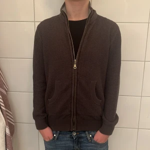 Massimo dutti cardigan/zip - Tja säljer denna feta cardigan/zip, bra skicka inga stora defekter, nypris runt 1199kr men säljer den bara för 399kr, skicka ett pm om du har några funderingar. Fast pris!
