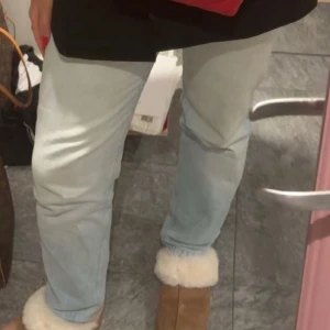 Ljusblå jeansbyxor - Snygga ljusblå jeansbyxor med en straight passform. Perfekta för en avslappnad stil.  