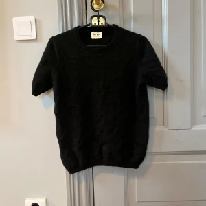 100% kashmir t-shirt, softgoat - Säljer en superfin svart Kashmir t-shirt. den är från soft goat och är knappt använd. orginaltpriset är runt 2200kr. Pris kan diskuteras vid snabbt köp❤️