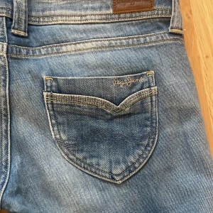 Blå jeans från Pepe Jeans - Snygga blå jeans från Pepe Jeans med låg midja!💕 W29 så skulle säga i storlek S!💗 Helt oanvända och inga defekter alls. Midje mått 37 cm rakt över, längd 100cm💕💕