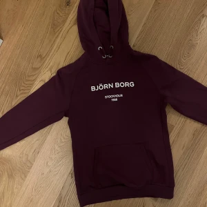 En lila Björn Borg hoodie - Jag säljer en lila Björn Borg hoodie som har väldigt skönt tyg och håller värme bra, har använts väldigt få gånger. Orginal pris: 700-800kr
