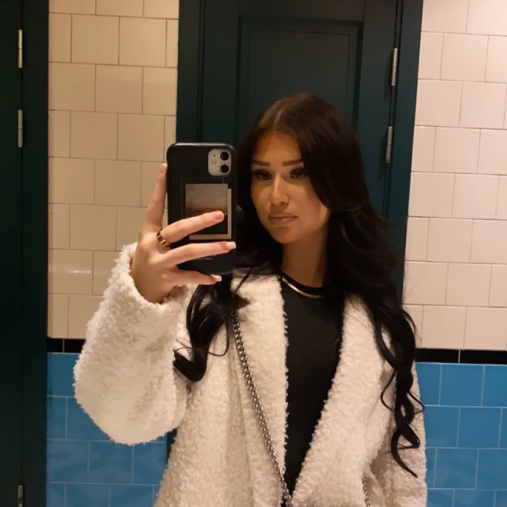 Säljer en mysig vit teddyjacka med lång ärm. Denna är i nyskick och kommer att skickas helt nytvättad med tanke på färgen så att den bli så fräsch som möjligt. Den har inga synliga defekter.. Takit.