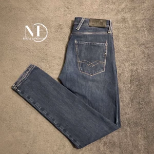Replay anbass  - Tja! Säljer ett par mörkblå jeans från Replay i modellen anbass. Byxorna är i storlek W28, L32 och är i väldigt fint skick. Hör av er vid eventuella frågor eller funderingar!🤝