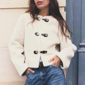 Beige teddyjacka från Zara - Säljer denna fina jackan från Zara då den inte kommer till användning, jackan är i nyskick🥰