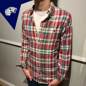 RALPH LAUREN SKJORTA - Fet flanell skjorta från Ralph Lauren | Skick: 8.5/10 | Strl: S | Modellen är 182cm lång | Hör av dig om du undrar någonting!