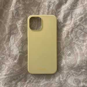 Holdit skal - Ett fint gult skal till iPhone 12 eller iPhone 12 Pro. Skalet har lite defekter men det syns på bilderna. Skalet säljs då jag bytt telefon och inte har någon nytta för denna längre.