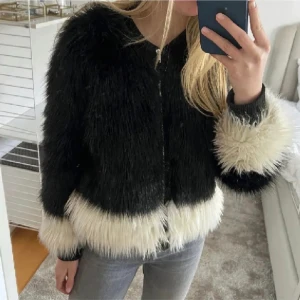 Svart och vit pälsjacka - Snygg och trendig svart pälsjacka med vita detaljer. Säljer då den inte kommer till användning, supetbra skick, skulle säga att den passar från xs-m. Pris kan diskuteras 