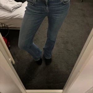 Zara jeans  - Zara jeans. Jättebra skick, har sytt på sidan för att de var stora i midja men kan sprättas upp om så önskas!