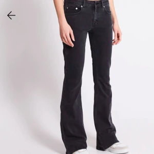 Svarta bootcut jeans - Svarta bootcut jeans från lager 157!!.