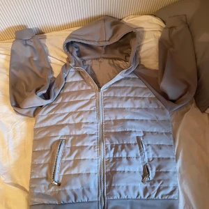 Cardigan från viella - Säljer en stilren grå cardigan från viella.rkktigt stilren och passar en som är mellan S och M. Som ny.Passar tyvärr inte mig.