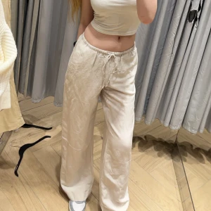 Beige linnebyxor från H&M - Snygga beige low-waist linnebyxor från H&M med baggy passform. Fickor finns baktill. Knappt använda. 