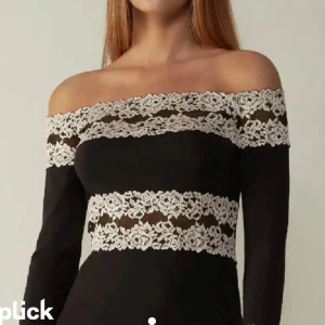 Intimissimi tröja  - Pretty flowers tröja från Intimissimi. Tror inte den säljs längre. Sparsamt använt och därav i fint skick. Den är mörkbrun men ser svart ut. 