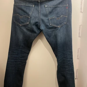 Blå jeans från Replay - Snygga blå jeans från Replay i modellen Waitom. De har en klassisk femficksdesign och en normal passform. Perfekta för en avslappnad stil.