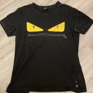 Fendi T-shirt - Lite skavningar på ögonen men annars fint skick, köpt för ca 5000