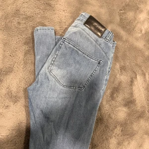 Ljusblå jeansbyxor - Fitjeans. Stretchiga