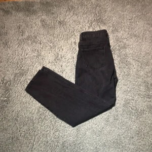Svarta jeans från Studio Total - Snygga svarta jeans från Studio Total i storlek 158/164. De har en klassisk femficksdesign och en rak passform. Perfekta för en stilren look. Skick 8/10
